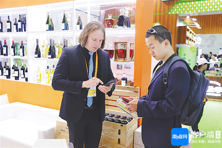 消博会上	，这位法国商人看中了中国优质葡萄酒
