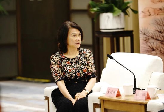 71岁董明珠连任格力董事	，赞成票率达100%：将再干3年